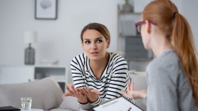 Zwei Frauen bei einem Beratungsgespräch