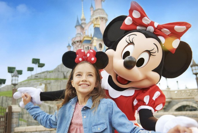 Minnie Mouse und Mädchen in Disneyland am Lachen