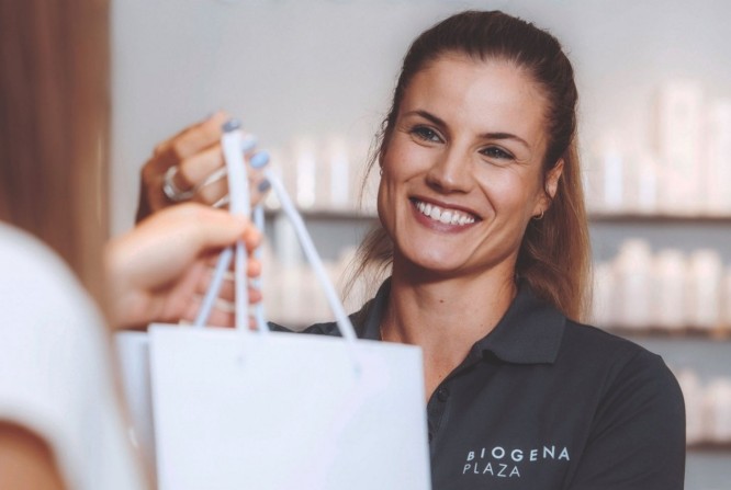 Frau-haelt-Einkauftasche-biogena - 1