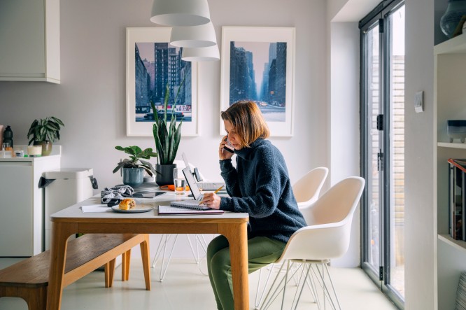 Facultas Gutschein - Studentin mit Buch