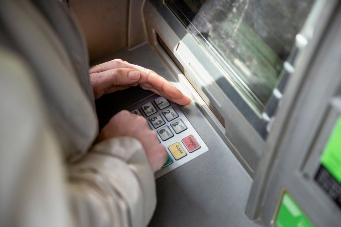 Stage-Image - Person-schuetzt-PIN-Tastertur-von-Geldautomaten-Kartensicherheit